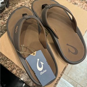 NWT men’s Olukai flip flops